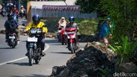 Bahkan kemacetan kerap terjadi akibat jalan menjadi sedikit menyempit.