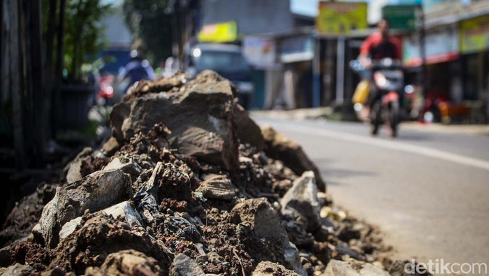 Duh! Material Galian Got Numpuk di Jalan Ki Hajar Dewantara Ciputat Material galian got menumpuk di pinggir Jalan Ki Hajar Dewantara, Ciputat, Tangsel. Akibatnya, lalin menjadi terganggu.