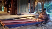 Selain terkenal dengan panorama yang memukau dan alam yang masih lestari, Pulau Sumba yang terletak di Provinsi Nusa Tenggara Timur (NTT), ternyata memiliki warisan leluhur yang patut kita jaga, salah satunya adalah kain tenun ikat Sumba. Salah satu kekayaan budaya milik NTT ini harus dijaga dan di rawat hingga kini.
