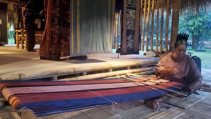 Eksotisme Tenun Ikat Sumba di Festival Nusantara Guna menjaga tradisi untuk Bumi Lestari, Kemendikbudristek menggelar Festival Nusantara yang salah satunya mempromosikan Tenun Ikat Sumba.
DIhelat di kawasan Candi Borobodur, Rabu (30/11/2022) mengusung tema