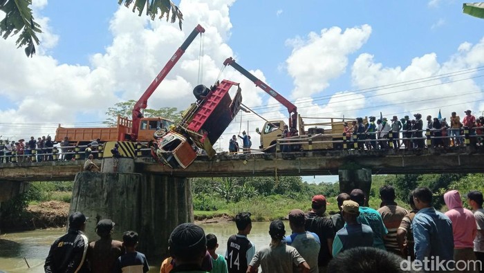 Evakuasi truk nyemplung Sungai Jali Purworejo, Kamis (1/12/2022).