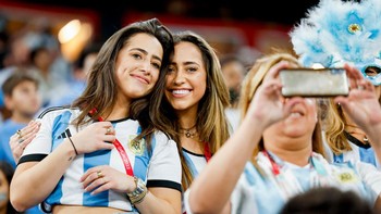 Sekelompok fans wanita Argentina selfie dulu di tengah pertandingan. Foto: Getty Images