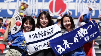 Semangat besar para suporter perempuan asal Jepang. Foto: Getty Images