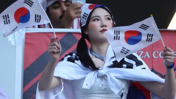 Bendera Korea Selatan pun terus dikibar-kibarkan. Foto: Getty Images