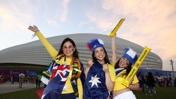 Fans perempuan Australia berpose dulu di depan stadion Piala Dunia 2022 di Qatar. Foto: Getty Images