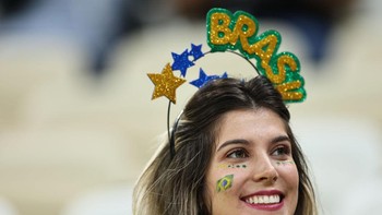 Seorang suporter Brasil tampil percaya diri dengan hiasan di kepalanya. Foto: Getty Images