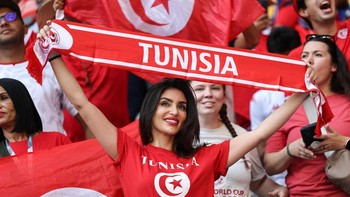 Suporter Tunisia ini dengan bangga membentangkan nama negaranya. Foto: Getty Images