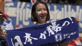 Suporter wanita Jepang yang senang usai timnya menumbangkan Jerman. Foto: Getty Images
