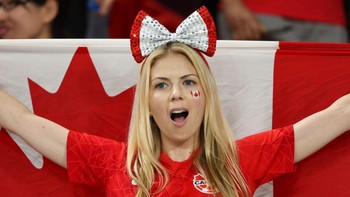 Fans wanita Kanada tak henti berteriak mendukung timnas berlaga. Foto: Getty Images