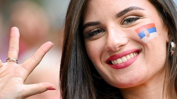 Bendera Kroasia terlukis di wajah perempuan ini. Foto: Getty Images