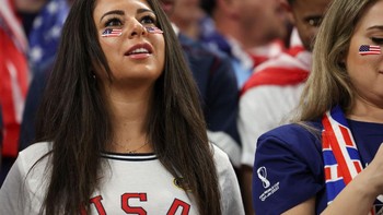 Fans Amerika Serikat tampak cemas melihat jalannya laga. Foto: Getty Images