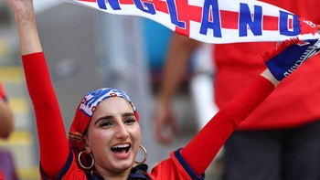 Fans wanita dari Inggris berdoa untuk kemenangan timnya. Foto: Getty Images