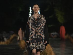Edward Hutabarat Gelar Peragaan Kolosal di Borobudur, Dramatis Diguyur Hujan