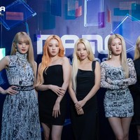 (G)I-DLE yang populer dengan lagu TOMBOY memenangkan penghargaan Favorite Female Group di MAMA 2022. Para personelnya tampil glamor memakai busana bernuansa hitam putih di red carpet. Foto: dok. Twitter @MnetMAMA