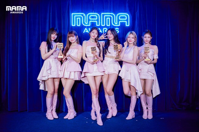 Belum setahun debut, IVE sudah mencuri atensi publik hingga memborong empat piala: Best New Female Artist, Best Dance Performance dengan lagu LOVE DIVE, Song of the Year (Daesang), dan Favorite New Artist dari MAMA 2022. Ini penampilan Wonyoung cs di hari kedua setelah membawakan ELEVEN, LOVE DIVE, dan AFTER LIKE. Foto: dok. Twitter @MnetMAMA