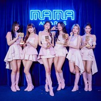 Belum setahun debut, IVE sudah mencuri atensi publik hingga memborong empat piala: Best New Female Artist, Best Dance Performance dengan lagu LOVE DIVE, Song of the Year (Daesang), dan Favorite New Artist dari MAMA 2022. Ini penampilan Wonyoung cs di hari kedua setelah membawakan ELEVEN, LOVE DIVE, dan AFTER LIKE. Foto: dok. Twitter @MnetMAMA