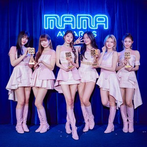 10 Gaya Artis Korea di MAMA 2022, Somi Ganti Kostum Nyentrik Berkali-kali 10 Gaya Artis Korea di MAMA 2022, Somi Ganti Kostum Nyentrik Berkali-kali