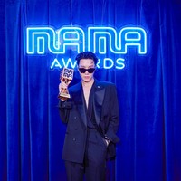 J-Hope BTS tampil memukau dengan busana serba hitam sejak hari pertama MAMA 2022. Mewakili personelnya, J-Hope membawa pulang piala Best Male Group, Artist of the Year, MAMA Platinum, dan Worldwide Icon of the Year. Dia sendiri memenangkan penghargaan The Most Popular Male Artist dan Bibigo Culture & Style. Foto: dok. Twitter @MnetMAMA
