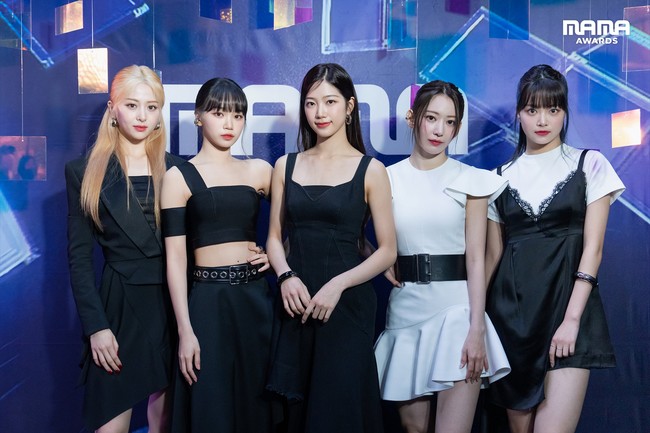 LE SSERAFIM belakang viral dengan lagu ANTIFRAGILE di TikTok Indonesia. Grup KPop bentukan HYBE itu memenangkan penghargaan Favorite New Artist di MAMA 2022. Ini gaya Yunjin, Chaewon, Kazuha, Sakura, dan Eunchae saat tiba di red carpet. Foto: dok. Twitter @MnetMAMA