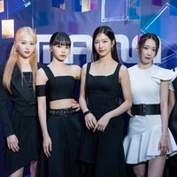 LE SSERAFIM belakang viral dengan lagu ANTIFRAGILE di TikTok Indonesia. Grup KPop bentukan HYBE itu memenangkan penghargaan Favorite New Artist di MAMA 2022. Ini gaya Yunjin, Chaewon, Kazuha, Sakura, dan Eunchae saat tiba di red carpet. Foto: dok. Twitter @MnetMAMA