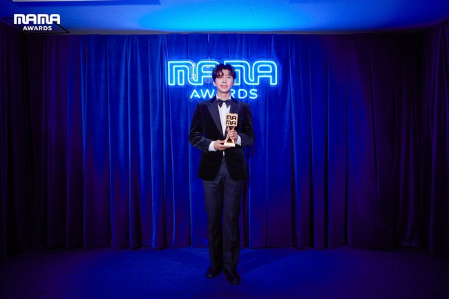 Penyanyi trot yang disegani di negara asalnya, Lim Young Woong dinobatkan sebagai Best Male Artist di ajang penghargaan MAMA 2022. Idola emak-emak Korea Selatan itu memakai setelan jas hitam dengan paduan dasi kupu-kupu. Foto: dok. Twitter @MnetMAMA
