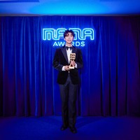 Penyanyi trot yang disegani di negara asalnya, Lim Young Woong dinobatkan sebagai Best Male Artist di ajang penghargaan MAMA 2022. Idola emak-emak Korea Selatan itu memakai setelan jas hitam dengan paduan dasi kupu-kupu. Foto: dok. Twitter @MnetMAMA