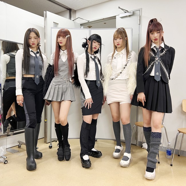 Satu lagi grup KPop yang tengah digandrungi di mancanegara. Para personel NewJeans identik mengikuti tren fashion Y2K memakai busana bernuansa monokrom. Meskipun tak membawa pulang penghargaan MAMA 2022, personel NewJeans mencuri perhatian saat membawakan lagu Cheer Up milik TWICE. Foto: dok. Twitter @NewJeans_ADOR