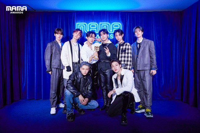 Grup KPop yang belum lama menggelar konser di Jakarta ini membawa pulang dua piala The Most Popular Group dan Chill Artist di MAMA 2022. Personel STRAY KIDS tampil dengan busana semi formal hingga kasual seperti yang dikenakan Hyunjin. Foto: dok. Twitter @MnetMAMA