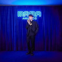 ZICO sukses mempopulerkan tren dance challenge TikTok di kalangan idol KPop pada 2020 berkat lagu Any Song. Dia menerima penghargaan Global Music Trend Leader dalam balutan jas serba hitam dengan aksen kalung rantai yang serasi dengan pialanya. Foto: dok. Twitter @MnetMAMA