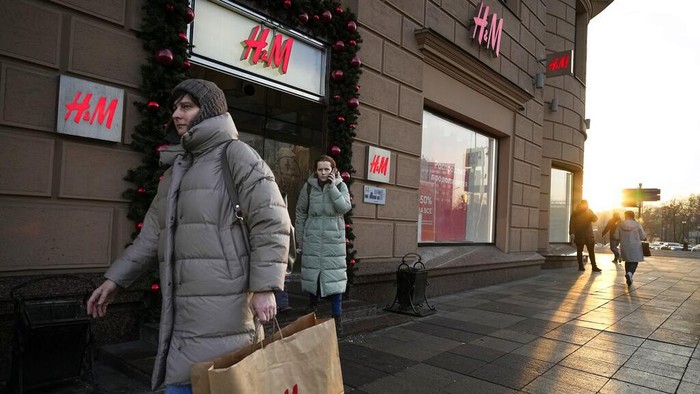 Giliran Toko Pakaian H&M yang 'Cabut' dari Rusia People enter H&M's flagship Moscow store for the last time before the world's No.2 fashion retailer closes all its stores in Russia for good, Moscow, Russia, Wednesday, Nov. 30, 2022. H&M shut its stores soon after Russia sent tens of thousands of troops into Ukraine, before reopening to snaking queues of people in August to sell surplus inventory. The crowds were not so large on Wednesday, but those who made the effort were rewarded with fully stocked shelves and 50% off everything. (AP Photo/Alexander Zemlianichenko)