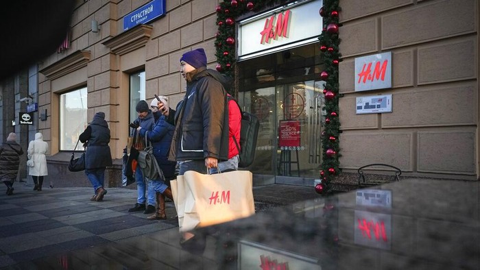 Giliran Toko Pakaian H&M yang 'Cabut' dari Rusia People enter H&M's flagship Moscow store for the last time before the world's No.2 fashion retailer closes all its stores in Russia for good, Moscow, Russia, Wednesday, Nov. 30, 2022. H&M shut its stores soon after Russia sent tens of thousands of troops into Ukraine, before reopening to snaking queues of people in August to sell surplus inventory. The crowds were not so large on Wednesday, but those who made the effort were rewarded with fully stocked shelves and 50% off everything. (AP Photo/Alexander Zemlianichenko)