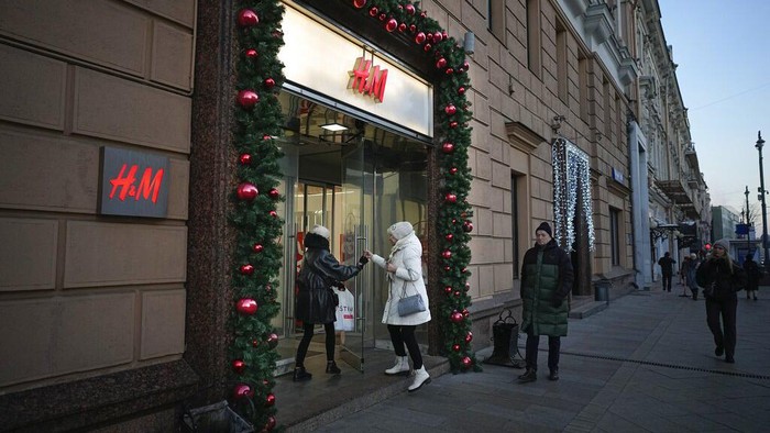 Giliran Toko Pakaian H&M yang 'Cabut' dari Rusia People enter H&M's flagship Moscow store for the last time before the world's No.2 fashion retailer closes all its stores in Russia for good, Moscow, Russia, Wednesday, Nov. 30, 2022. H&M shut its stores soon after Russia sent tens of thousands of troops into Ukraine, before reopening to snaking queues of people in August to sell surplus inventory. The crowds were not so large on Wednesday, but those who made the effort were rewarded with fully stocked shelves and 50% off everything. (AP Photo/Alexander Zemlianichenko)