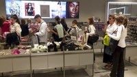 Keluarnya H&M dari Rusia merupakan yang terbaru setelah perusahaan Barat lainnya juga keluar menyikapi perang di Ukraina.  