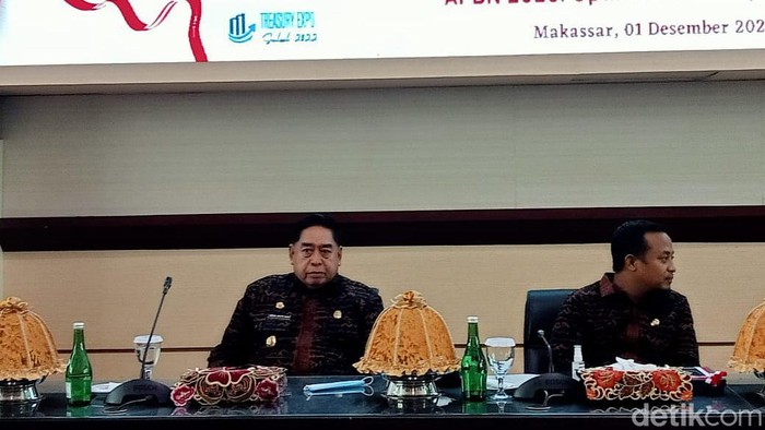 Gubernur Sulsel Andi Sudirman (kanan) bersama Sekda Sulsel Abdul Hayat Gani.