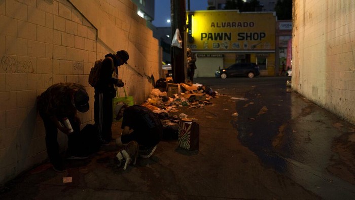 Di sebuah gang kecil di Los Angeles yang kotor, penuh tunawisma pecandu fentanil yang sakau. Beberapa dari mereka bahkan tewas karena overdosis.