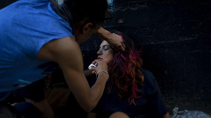 Di sebuah gang kecil di Los Angeles yang kotor, penuh tunawisma pecandu fentanil yang sakau. Beberapa dari mereka bahkan tewas karena overdosis.