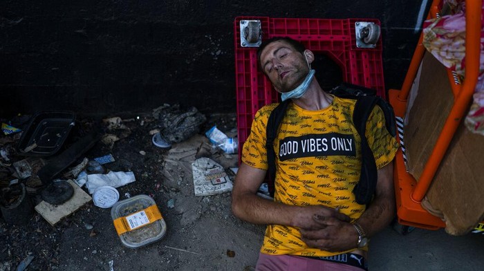 Di sebuah gang kecil di Los Angeles yang kotor, penuh tunawisma pecandu fentanil yang sakau. Beberapa dari mereka bahkan tewas karena overdosis.