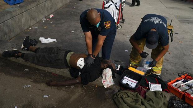 Di sebuah gang kecil di Los Angeles yang kotor, penuh tunawisma pecandu fentanil yang sakau. Beberapa dari mereka bahkan tewas karena overdosis.