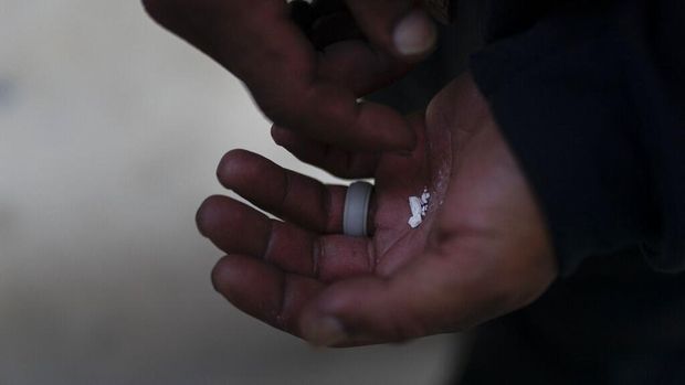 Di sebuah gang kecil di Los Angeles yang kotor, penuh tunawisma pecandu fentanil yang sakau. Beberapa dari mereka bahkan tewas karena overdosis.