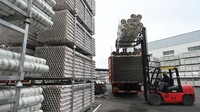 Setelah dipindahkan dari mobil truk, pipa tersebut dibawa menggunakan forklift untuk dipindahkan ke tempat yang sudah disediakan.
