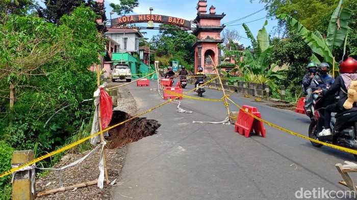 Jalan akses Kota Batu-Malang yang ambrol