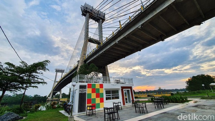 Jembatan Sultanah Latifah Jembatan Tengku Agung Sultanah Latifah menjadi ikon kota Siak. Jembatan dengan tinggi 73 meter tersebut sudah tuntas dikerjakan sejak 2021 lalu.