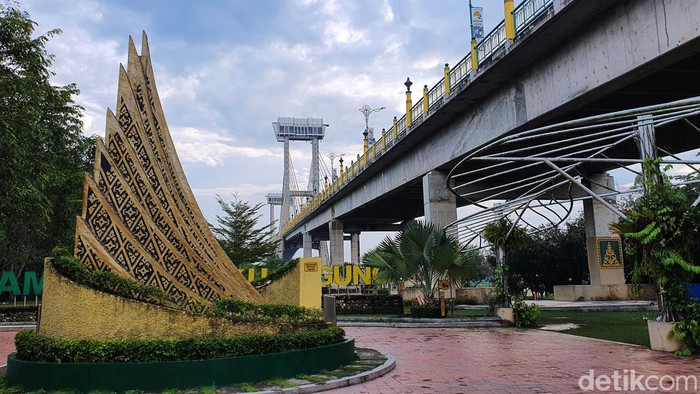 Jembatan Tengku Agung Sultanah Latifah menjadi ikon kota Siak. Jembatan dengan tinggi 73 meter tersebut sudah tuntas dikerjakan sejak 2021 lalu.