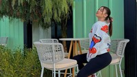 Gaya lain Jenifer saat nongkrong di kafe. Bergaya candid di kursi sambil menunggu pesanan datang. Foto: Instagram @jennchallita