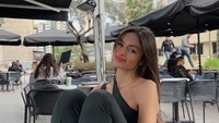 Dilihat dari unggahannya di Instagram, Jeniver Challita ini memang sering membagikan momen ngopinya. Seperti pada momen ini ia nongkrong di gerai Starbucks. Foto: Instagram @jennchallita