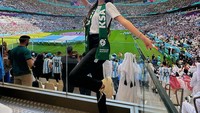 Nama Jeniver Challita ramai dibicarakan setelah aksinya mendukung klub Arab Saudi di Piala Dunia 2022 viral. Sosoknya yang cantik membuat netizen dunia gempar. Foto: Instagram @jennchallita