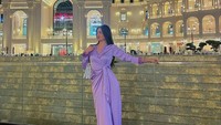 Berkunjung ke Qatar dalam rangka Piala Dunia 2022, Jeniver Challita juga menyempatkan mampir ke Vendome Mall, mall termewah di Qatar dengan desain seperti istana. Foto: Instagram @jennchallita