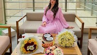 Saat di Qatar ia pun merayakan bertambahnya followers di TikTok. Ia mendapat kejutan aneka kue dari teman-temannya. Foto: Instagram @jennchallita