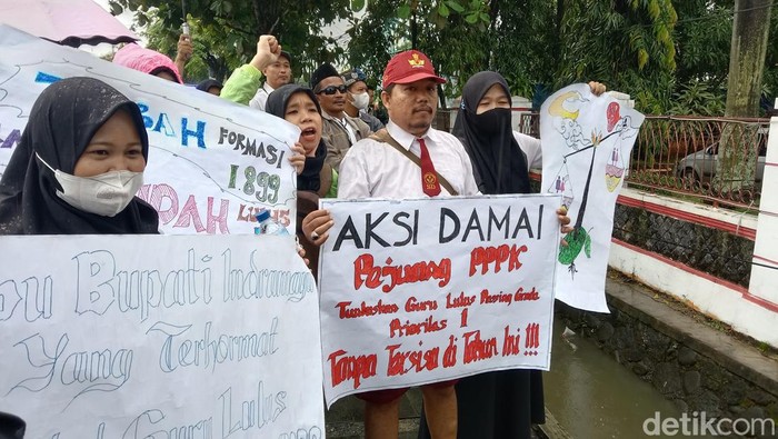 Jonny (41) guru honor asal Kecamatan Karangampel, Kabupaten Indramayu ikuti aksi demo di Pendopo Indramayu.