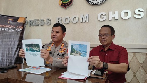 Kabid Humas Kombes Stefanus Satake Bayu Setianto dan Kasubdit II Ditreskrimum Polda Bali AKBP I Made Witaya menunjukkan foto reklamasi tanpa izin di Pantai Melasti. (I Wayan Sui Suadnyana/detikBali)